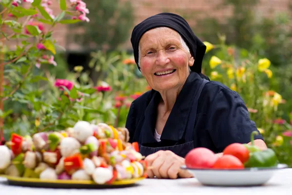 Mulher idosa com alimentos frescos — Fotografia de Stock