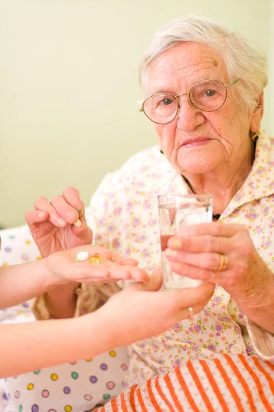 Farmaci per una donna anziana — Foto Stock