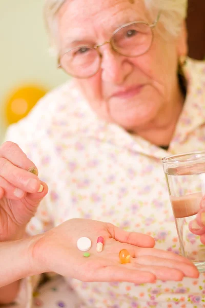 Medicamentos para uma mulher idosa — Fotografia de Stock