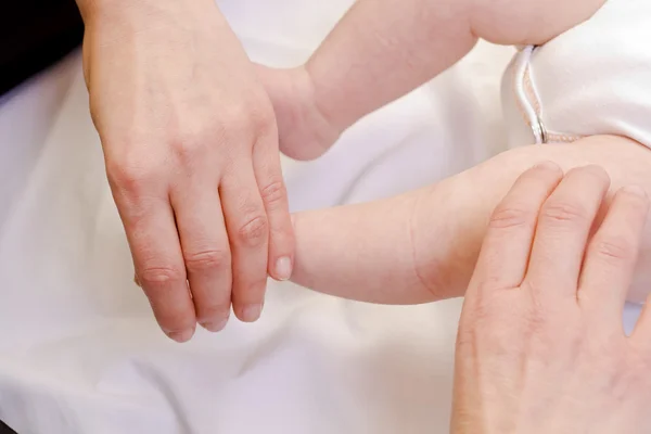 Massagem para bebés — Fotografia de Stock