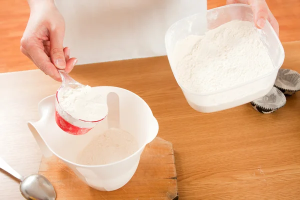 Dosing flour — Stock Photo, Image