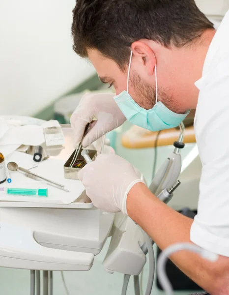 Dentista masculino trabalhando — Fotografia de Stock