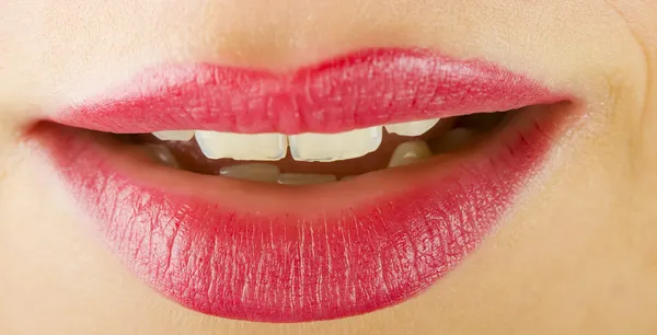 Labios sonrientes con lápiz labial —  Fotos de Stock