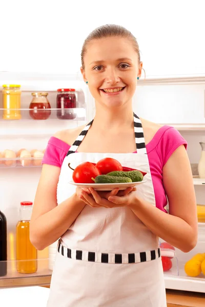 Junge Köchin lächelt mit frischem Gemüse — Stockfoto