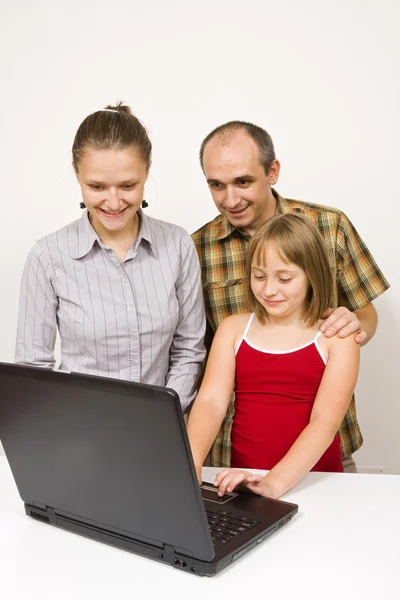 Família e laptop — Fotografia de Stock