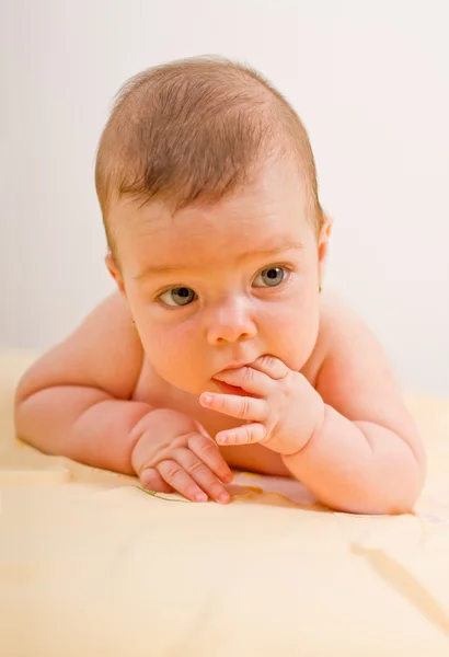 Bebé arrastrándose — Foto de Stock