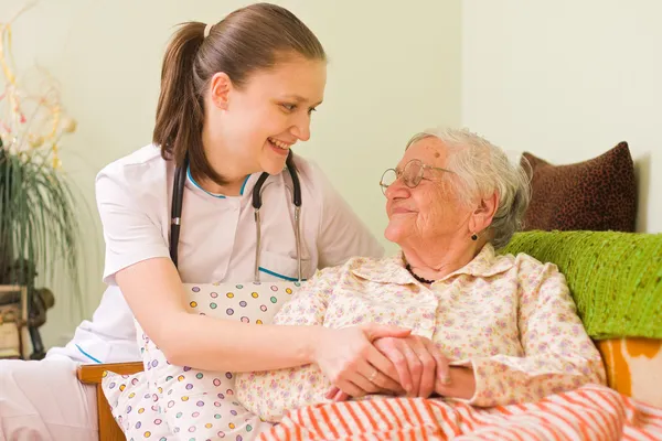 Helpen een zieke bejaarde vrouw — Stockfoto