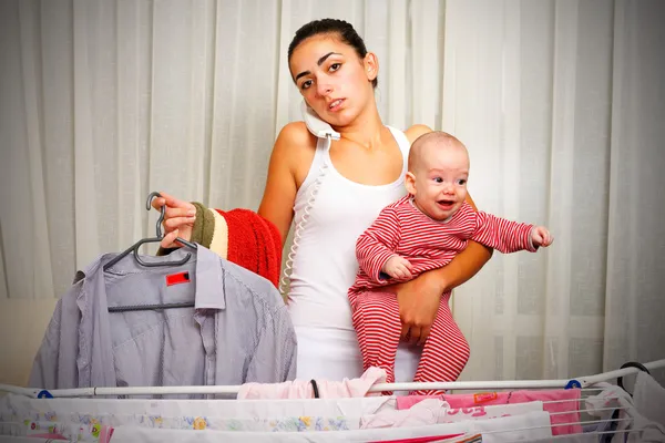 Mãe cansada com bebê chorando em casa — Fotografia de Stock