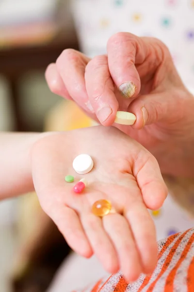 Farmaci per una donna anziana — Foto Stock