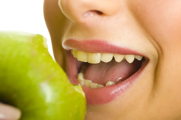 Donna mordere mela verde — Foto Stock