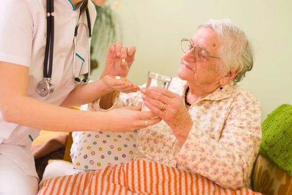 Medicamentos para uma mulher idosa — Fotografia de Stock