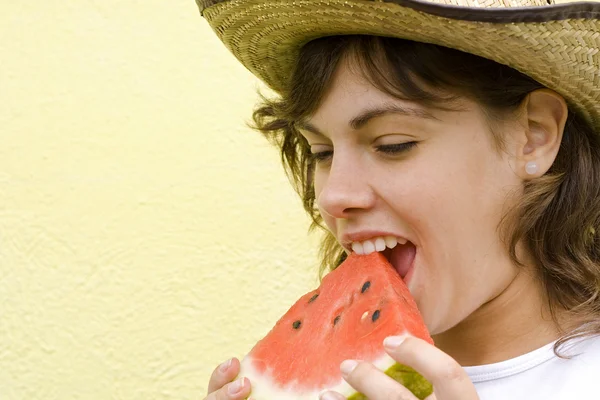 Comer um melão — Fotografia de Stock