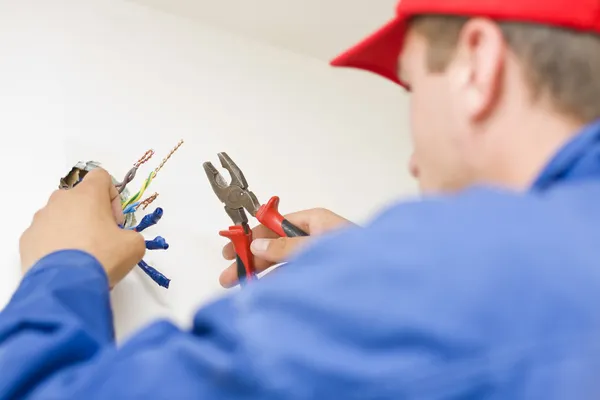 Hnadyman working with wires — Stock Photo, Image