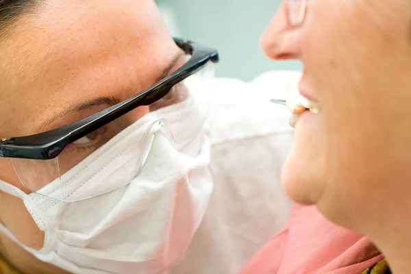 Undersökning hos tandläkaren — Stockfoto