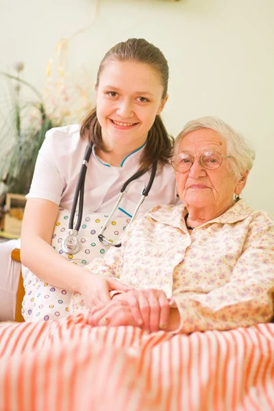 Att hjälpa en sjuk äldre kvinna — Stockfoto