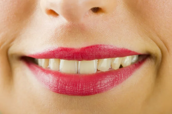 Labios sonrientes con lápiz labial —  Fotos de Stock