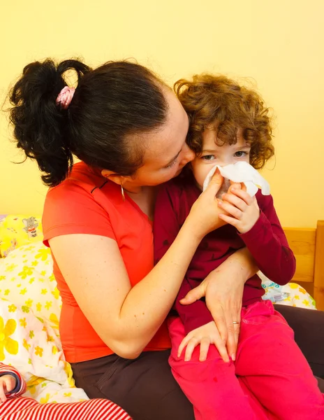 Anne ona çocuğun burun üfleme — Stok fotoğraf