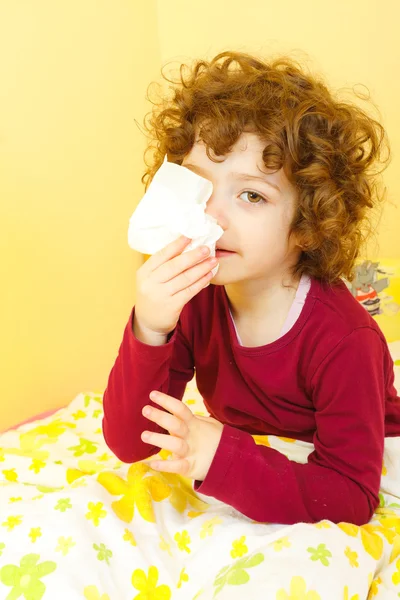 코를 불고 있는 어린 소녀 — 스톡 사진