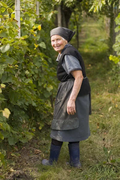 Femme âgée dans le jardin — Photo