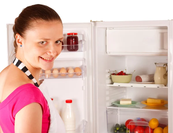 En ung kvinna med kylskåp — Stockfoto
