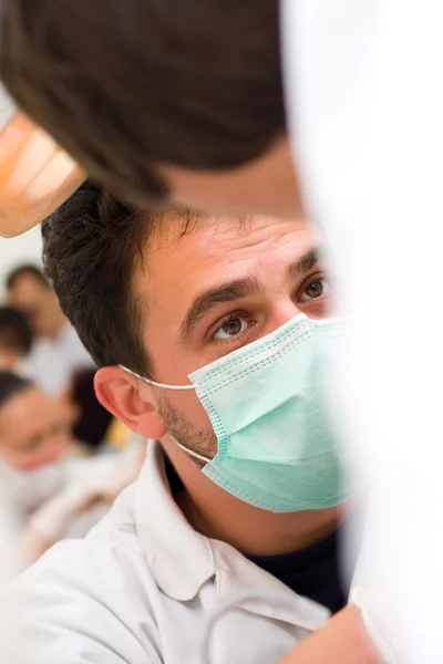 Médico e assistente — Fotografia de Stock