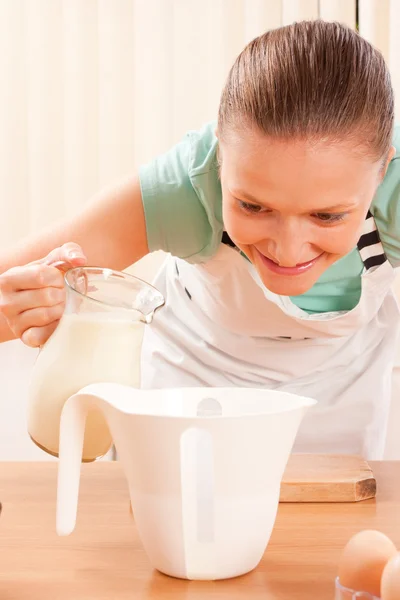 Junge Köchin mit Milch — Stockfoto
