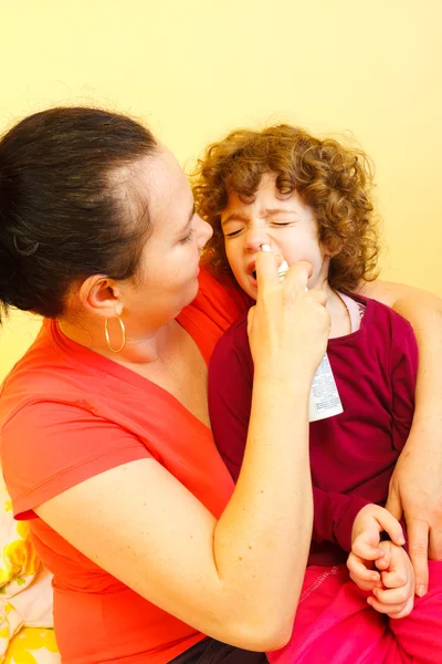 Madre che usa lo spray per curare — Foto Stock