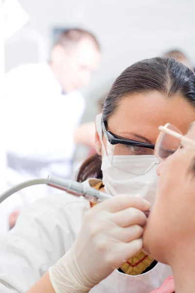 Dentista de trabalho — Fotografia de Stock