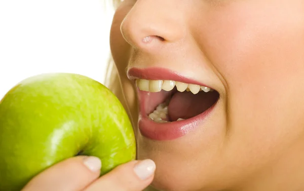 Woman biting green apple — Stock Photo, Image