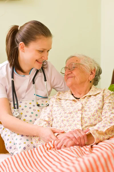 Hilfe für eine kranke alte Frau — Stockfoto