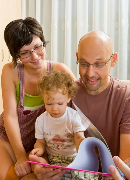 Young family reading — Stock Photo, Image