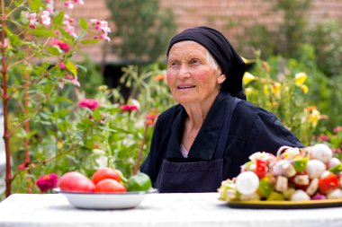 yaşlı kadın masada söz