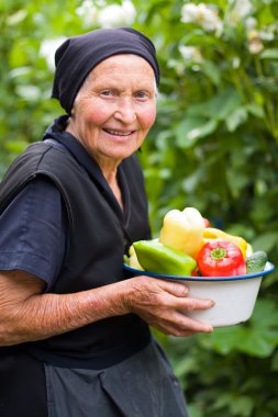 oudere vrouw met groenten