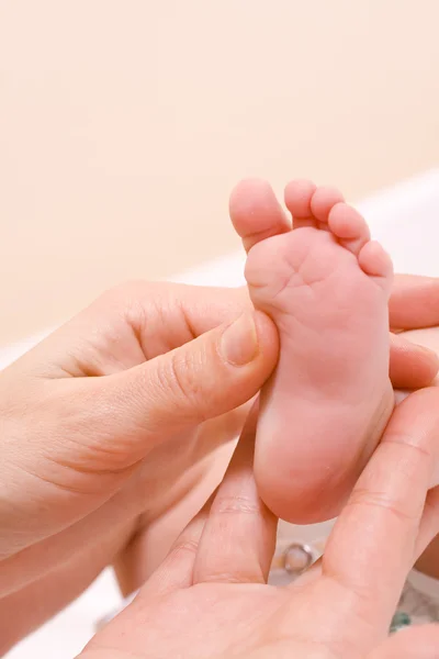 Baby-massage 4 — Stock Photo, Image