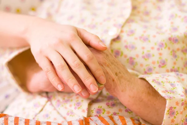 Φροντίδα χεριών - βοηθώντας τους άπορους — Φωτογραφία Αρχείου