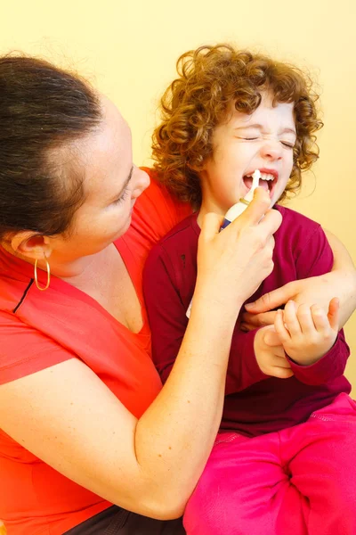 Neus spray gebruikt door moeder wissen — Stockfoto