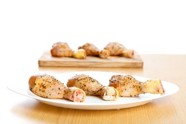 marine edilmiş tavuk budu plakaları