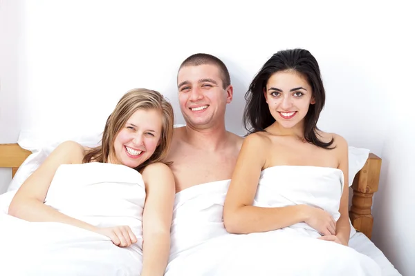 Un hombre con dos chicas calientes — Foto de Stock