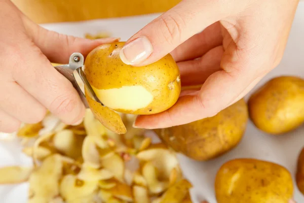 Peeling potato — Stock Photo, Image