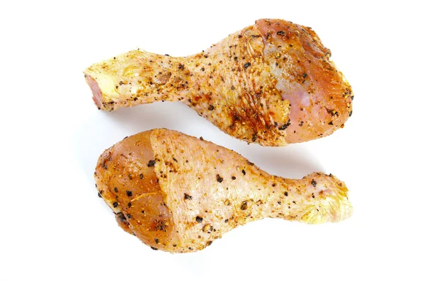 Pernas de frango marinadas isoladas em branco — Fotografia de Stock