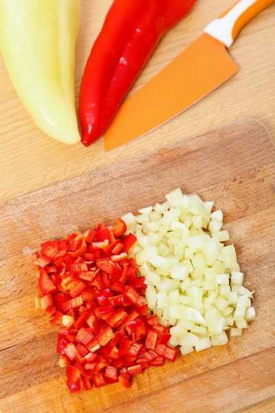 Paprika mit Messer Stockfoto