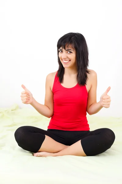 Sonriente chica mostrando pulgares hacia arriba alegremente — Foto de Stock