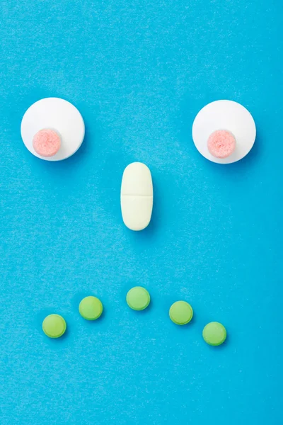 Cara sonriente triste hecha de píldoras —  Fotos de Stock