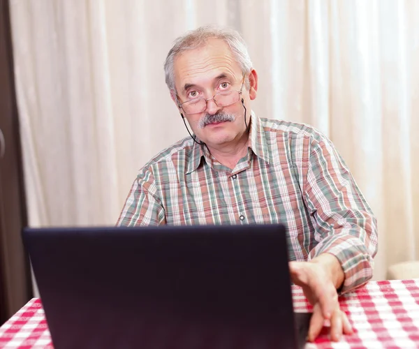 Gammal man med hjälp av teknik — Stockfoto