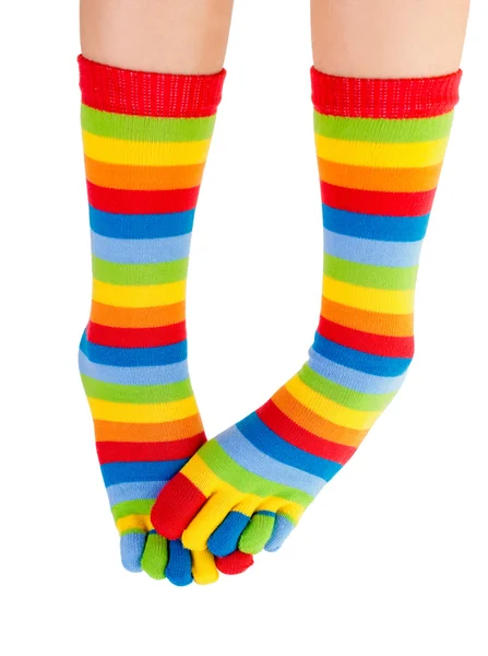 Ледяные ноги в разноцветных носках — стоковое фото