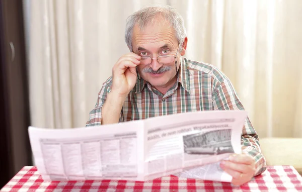 Lezen van het nieuws — Stockfoto