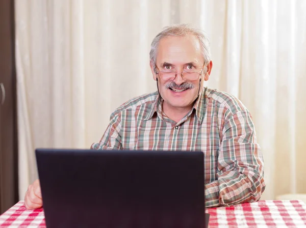 Vieil homme utilisant la technologie — Photo