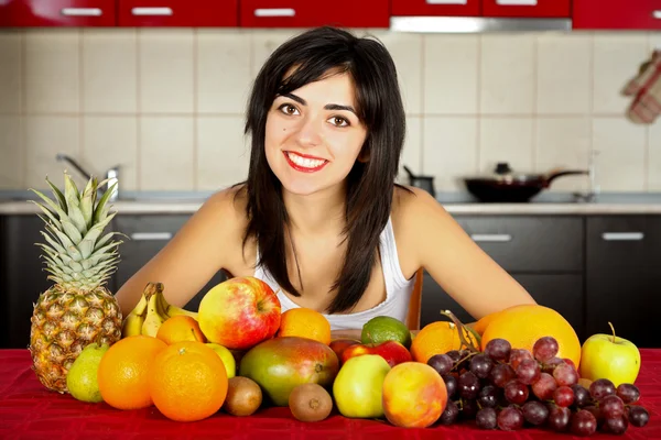 Mujer con frutas — Foto de Stock