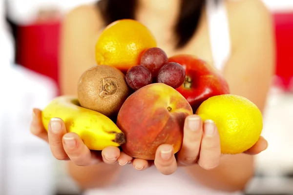 Früchte halten — Stockfoto
