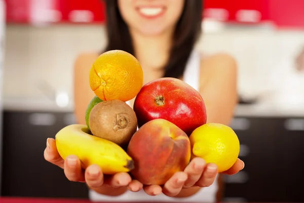 Eine Handvoll Früchte — Stockfoto